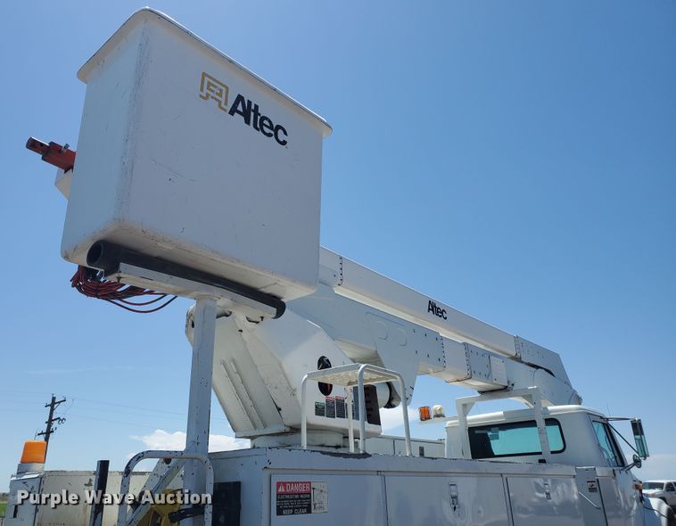 image for item DI5116 2001 International 4900  bucket truck