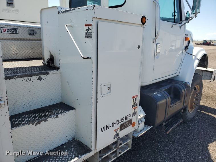 image for item DI5116 2001 International 4900  bucket truck