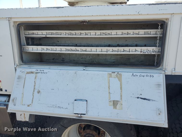 image for item DI5116 2001 International 4900  bucket truck