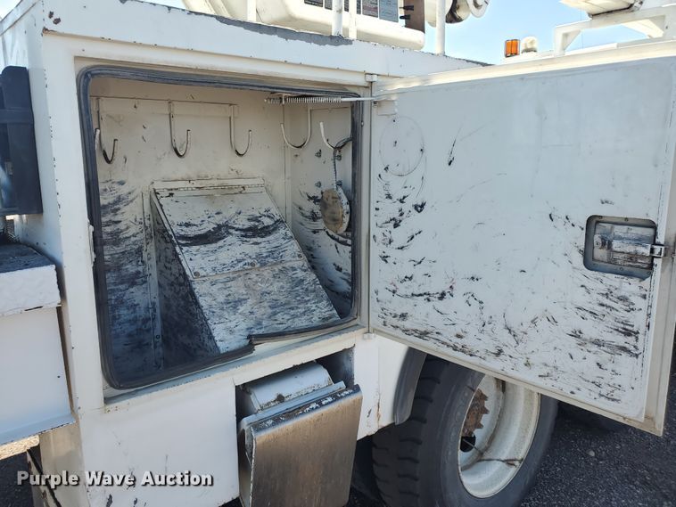 image for item DI5116 2001 International 4900  bucket truck