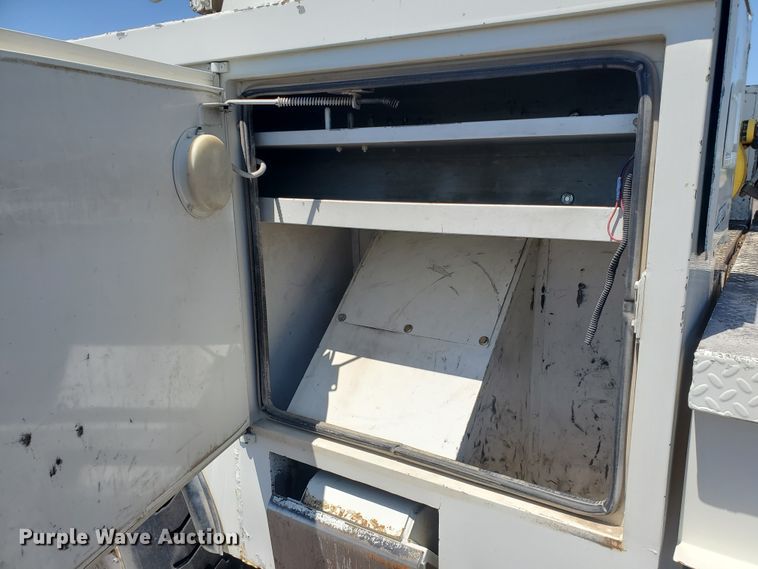 image for item DI5116 2001 International 4900  bucket truck