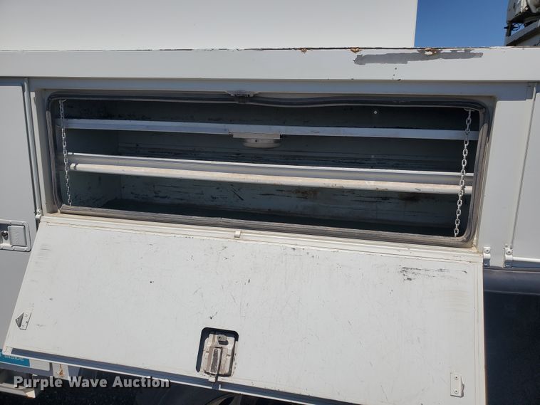 image for item DI5116 2001 International 4900  bucket truck