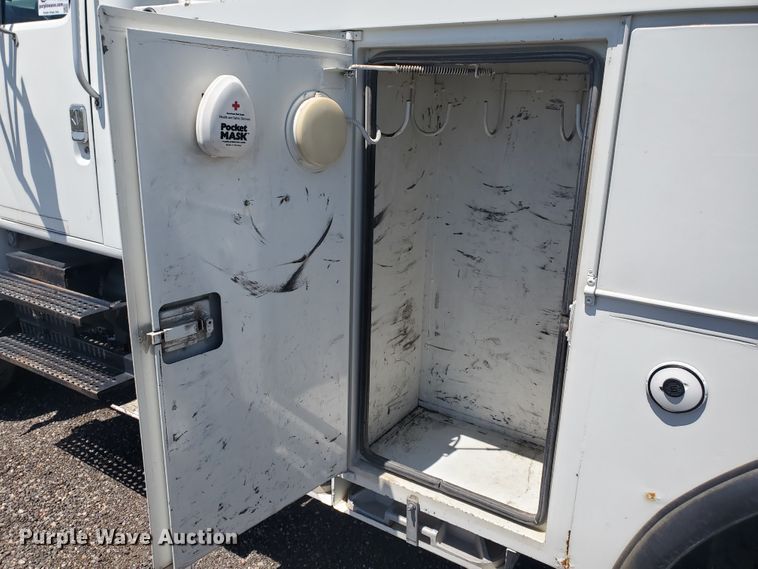 image for item DI5116 2001 International 4900  bucket truck