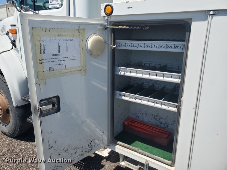 image for item DI5116 2001 International 4900  bucket truck