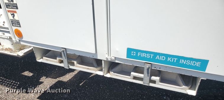 image for item DI5116 2001 International 4900  bucket truck