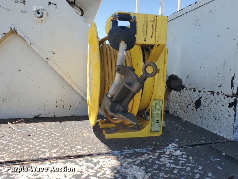 image for item DI5116 2001 International 4900  bucket truck