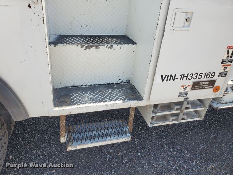 image for item DI5116 2001 International 4900  bucket truck