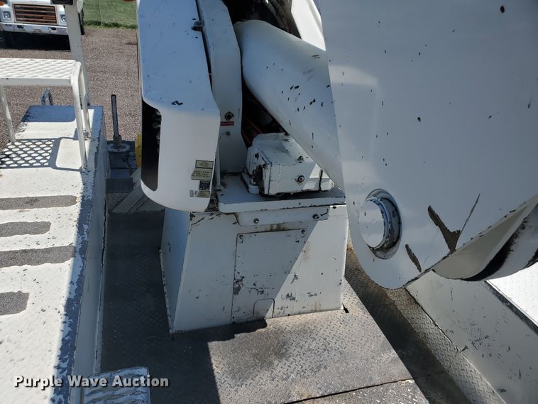 image for item DI5116 2001 International 4900  bucket truck