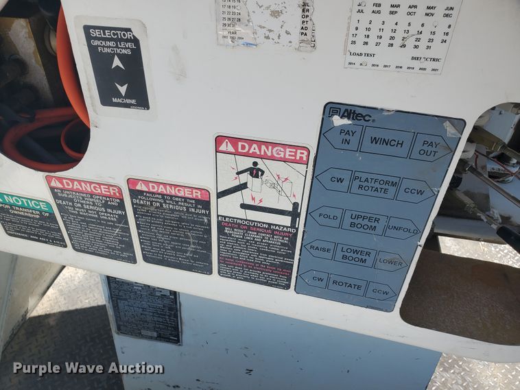 image for item DI5116 2001 International 4900  bucket truck