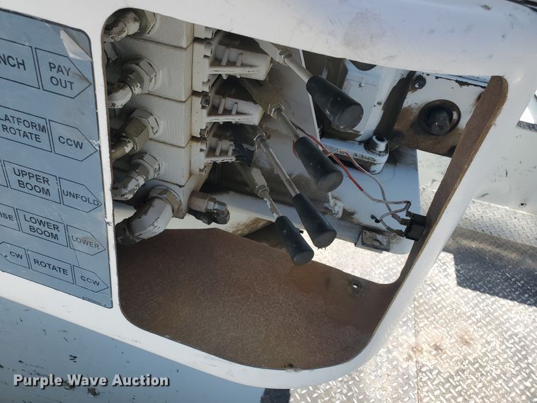 image for item DI5116 2001 International 4900  bucket truck