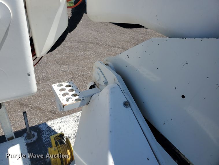 image for item DI5116 2001 International 4900  bucket truck