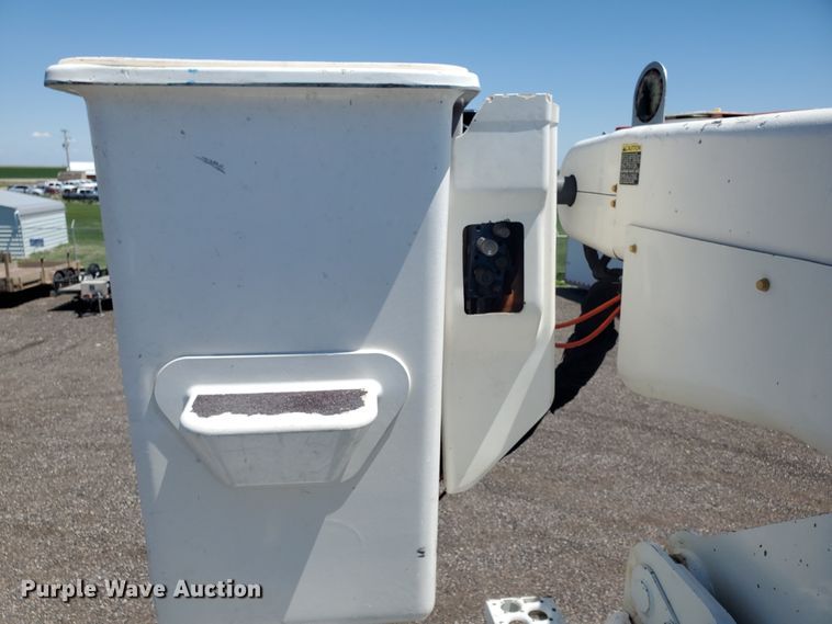 image for item DI5116 2001 International 4900  bucket truck