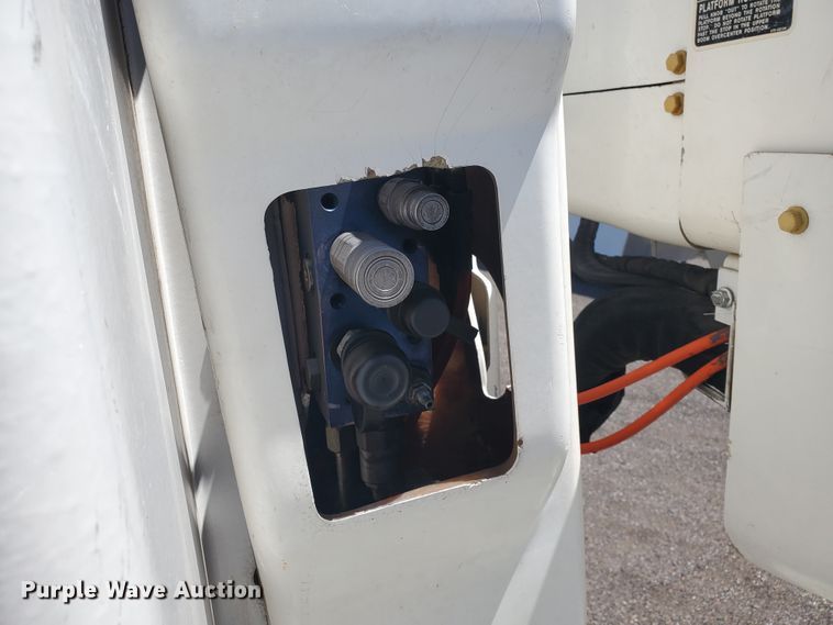 image for item DI5116 2001 International 4900  bucket truck