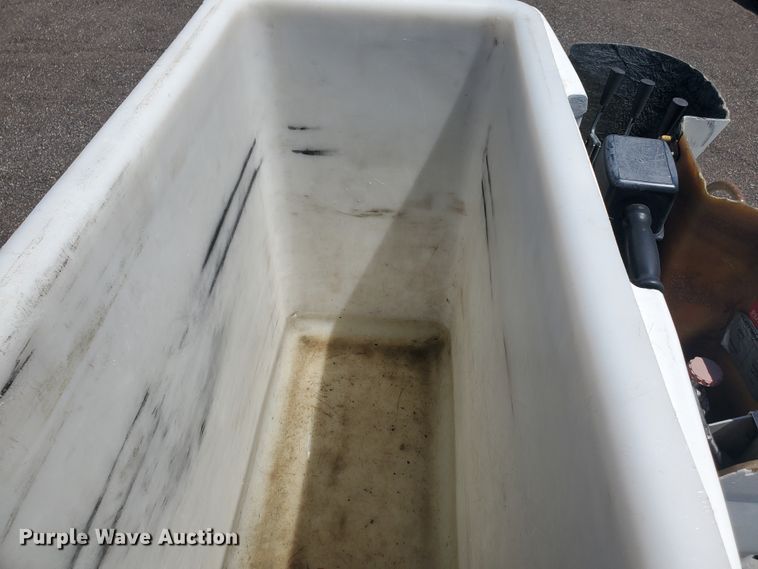 image for item DI5116 2001 International 4900  bucket truck