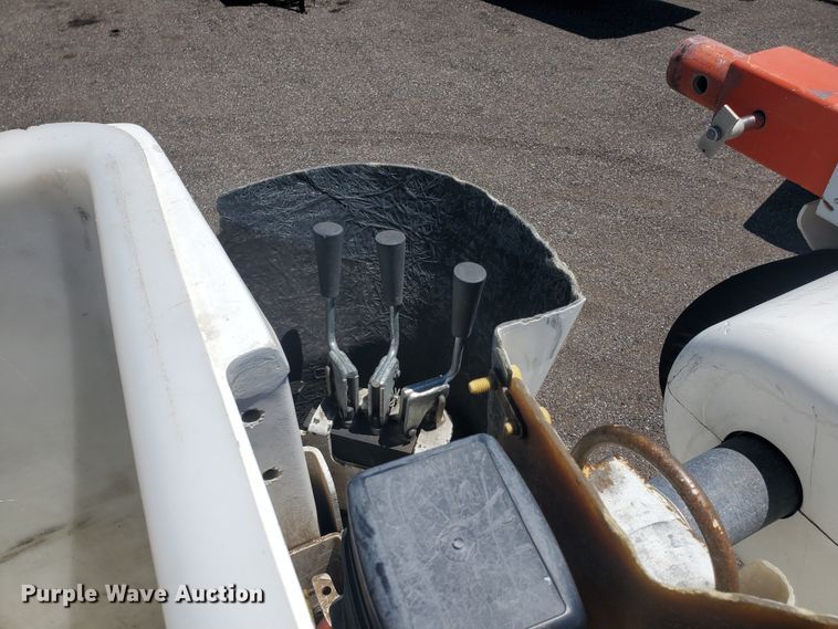 image for item DI5116 2001 International 4900  bucket truck