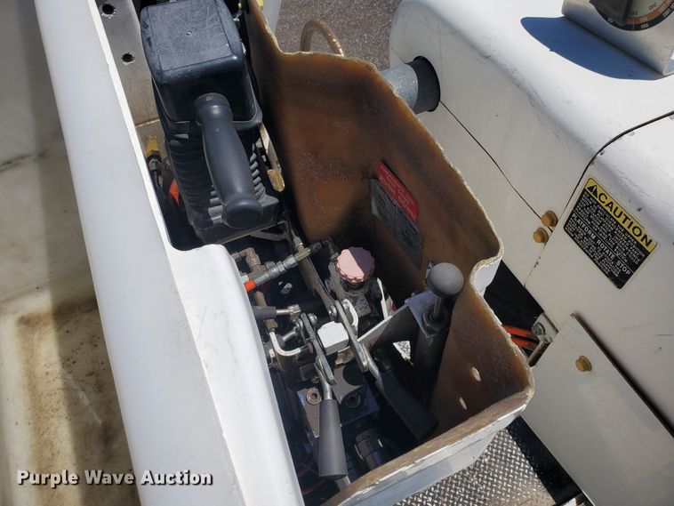 image for item DI5116 2001 International 4900  bucket truck