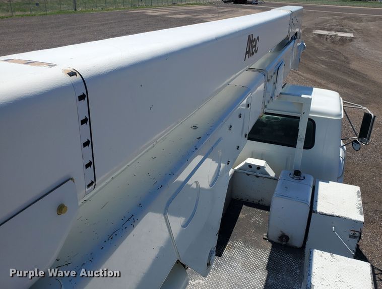 image for item DI5116 2001 International 4900  bucket truck