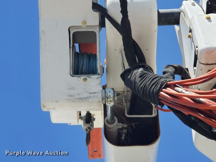 image for item DI5116 2001 International 4900  bucket truck