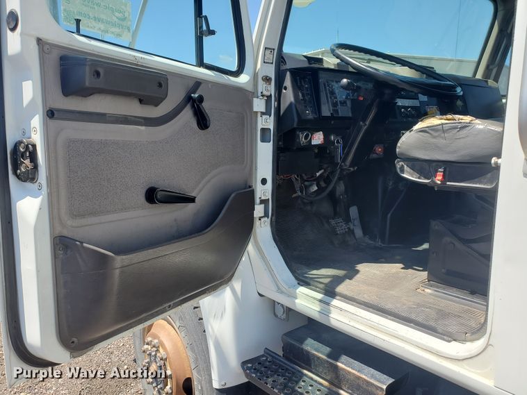 image for item DI5116 2001 International 4900  bucket truck