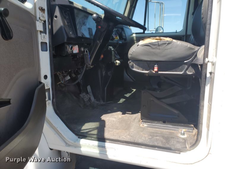 image for item DI5116 2001 International 4900  bucket truck