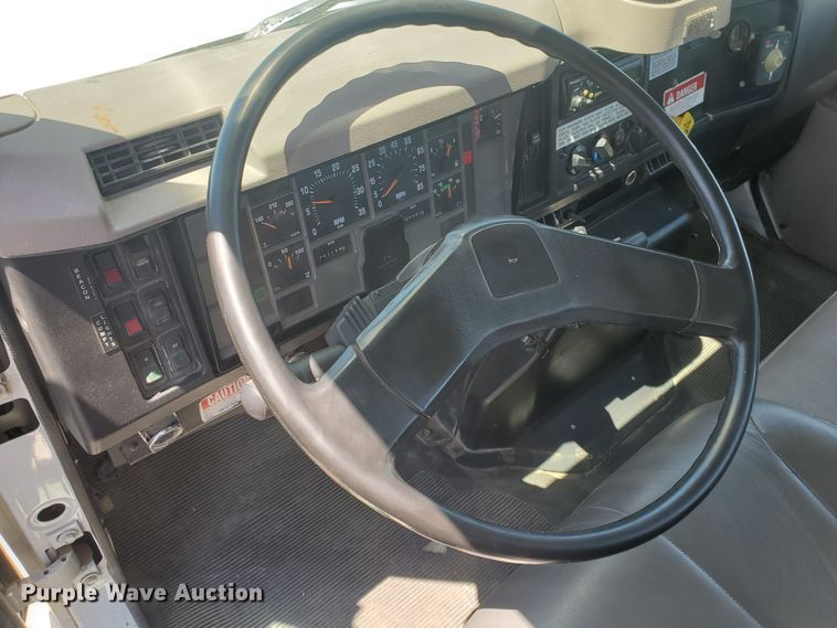 image for item DI5116 2001 International 4900  bucket truck