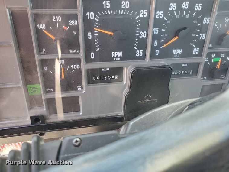 image for item DI5116 2001 International 4900  bucket truck