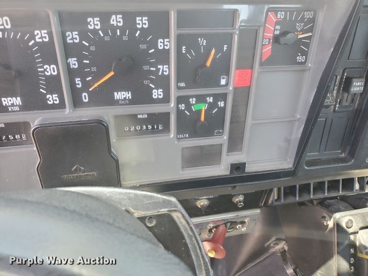 image for item DI5116 2001 International 4900  bucket truck