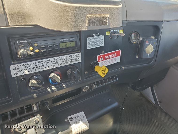 image for item DI5116 2001 International 4900  bucket truck