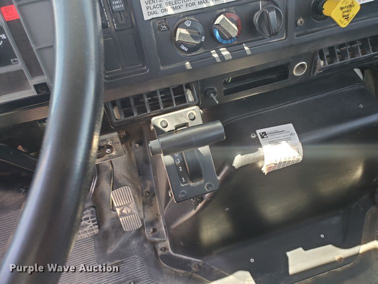 image for item DI5116 2001 International 4900  bucket truck