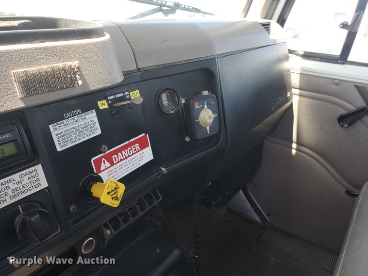 image for item DI5116 2001 International 4900  bucket truck