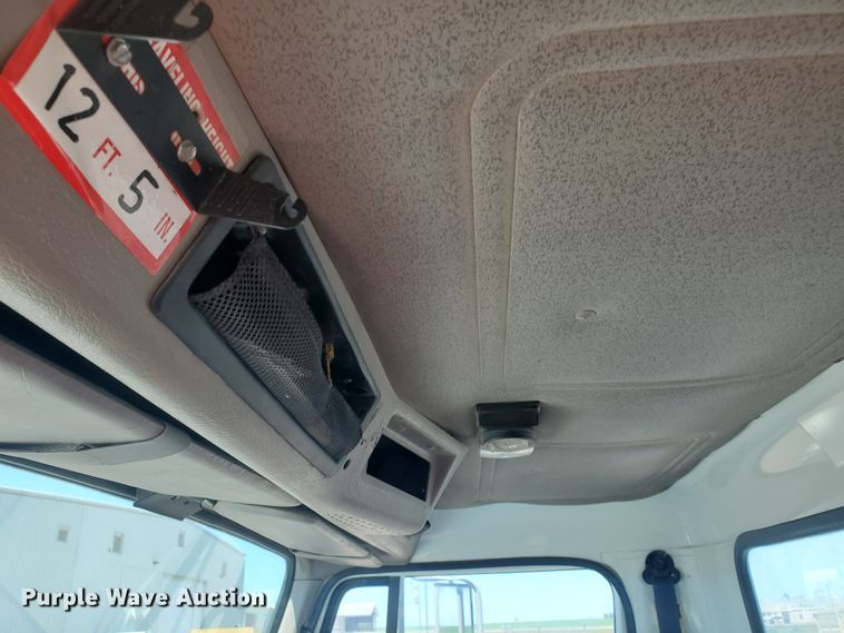 image for item DI5116 2001 International 4900  bucket truck