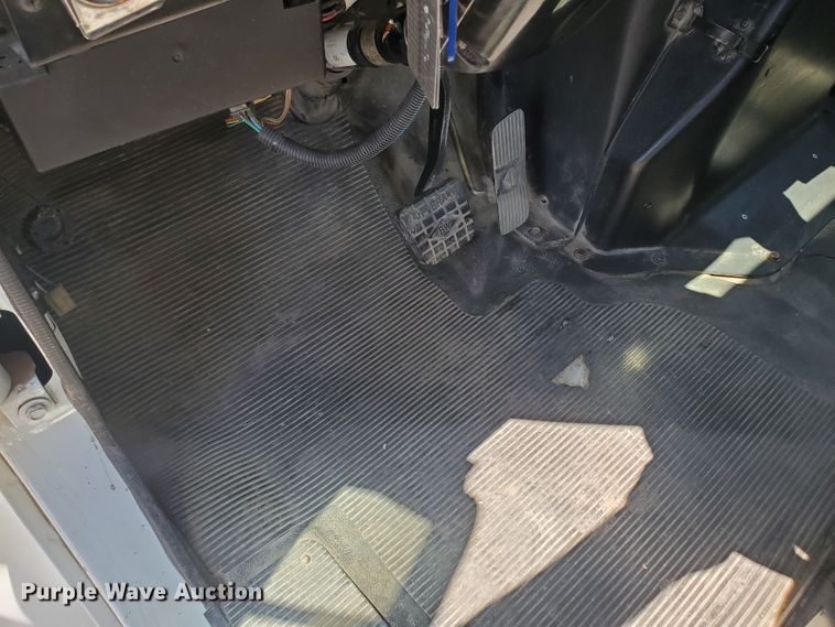 image for item DI5116 2001 International 4900  bucket truck