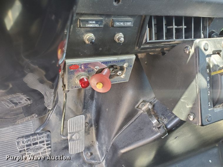 image for item DI5116 2001 International 4900  bucket truck