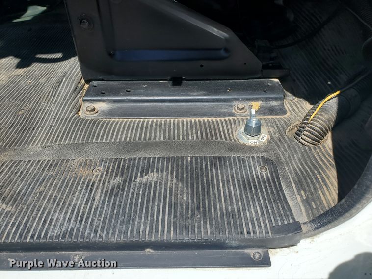 image for item DI5116 2001 International 4900  bucket truck