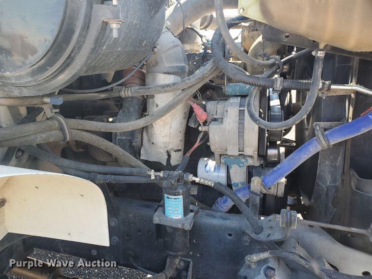 image for item DI5116 2001 International 4900  bucket truck