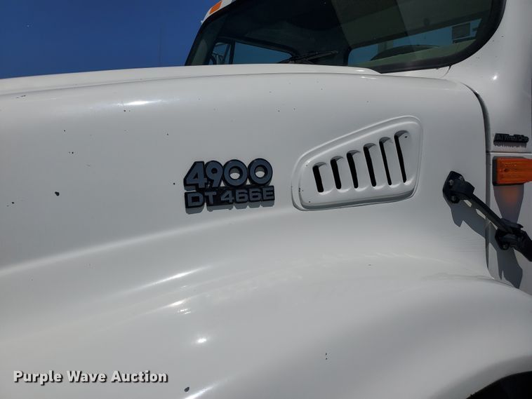 image for item DI5116 2001 International 4900  bucket truck