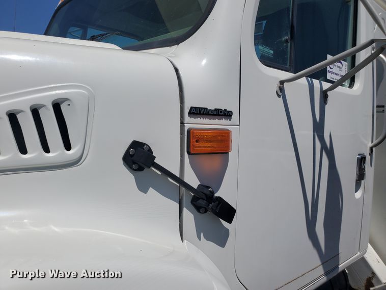 image for item DI5116 2001 International 4900  bucket truck