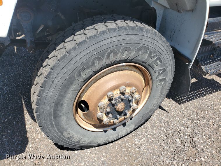 image for item DI5116 2001 International 4900  bucket truck