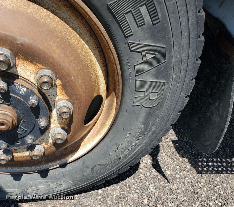 image for item DI5116 2001 International 4900  bucket truck