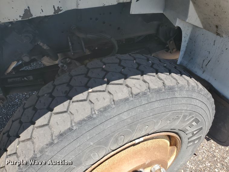 image for item DI5116 2001 International 4900  bucket truck