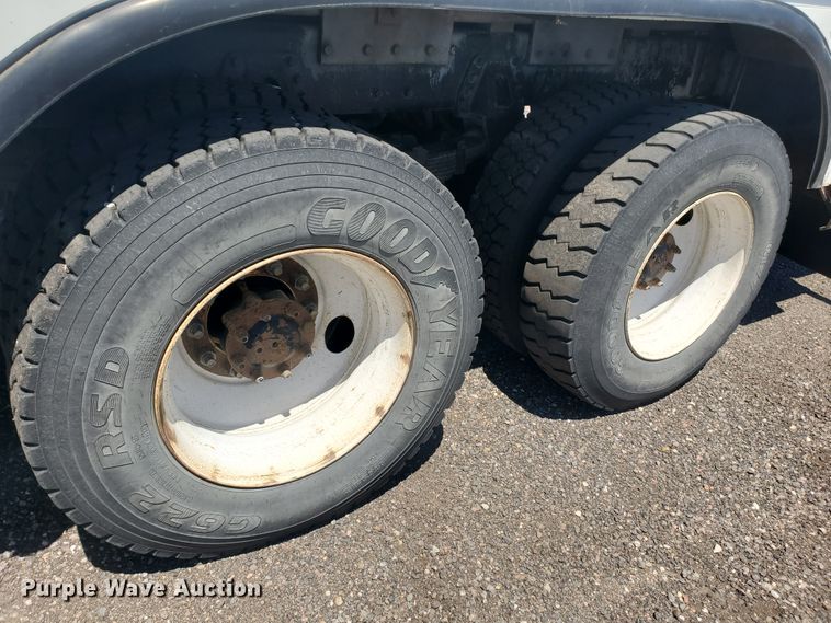 image for item DI5116 2001 International 4900  bucket truck