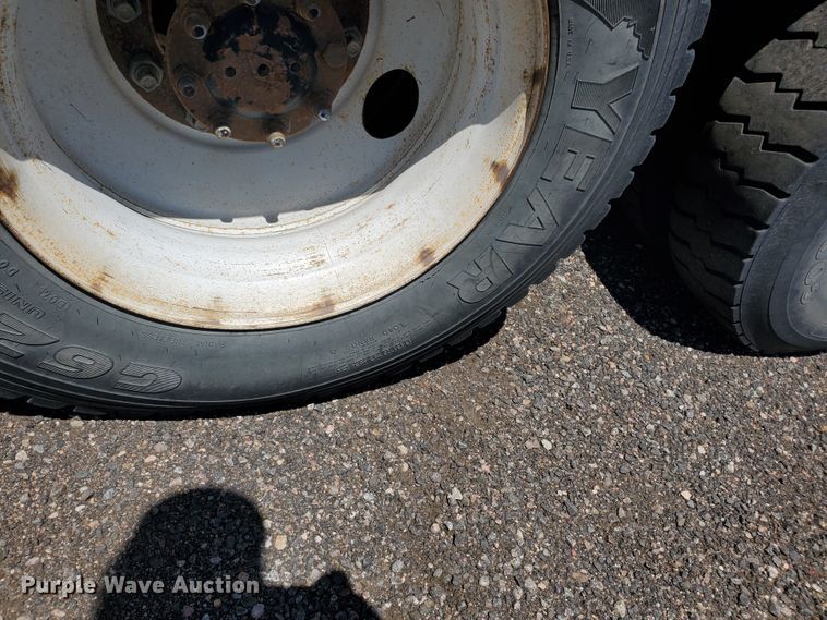 image for item DI5116 2001 International 4900  bucket truck