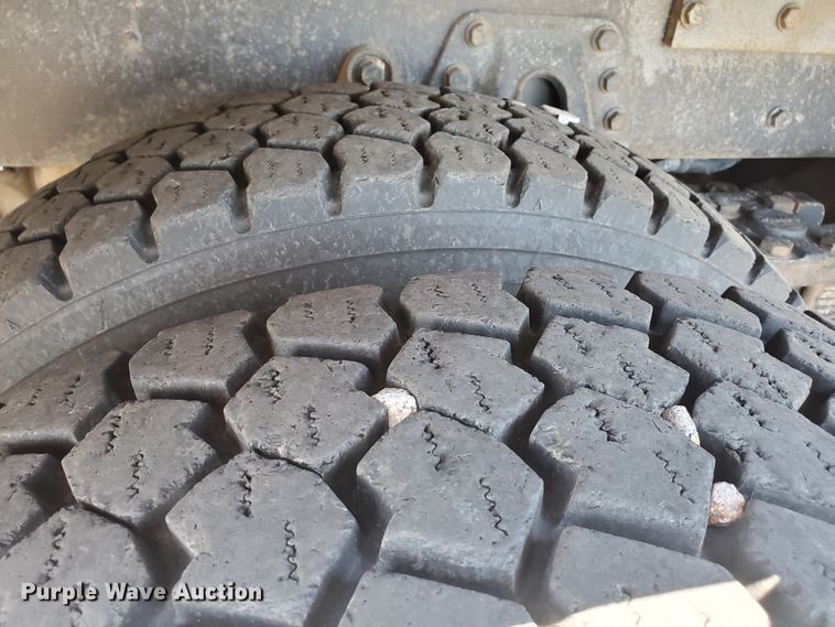 image for item DI5116 2001 International 4900  bucket truck