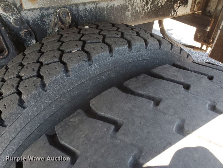 image for item DI5116 2001 International 4900  bucket truck