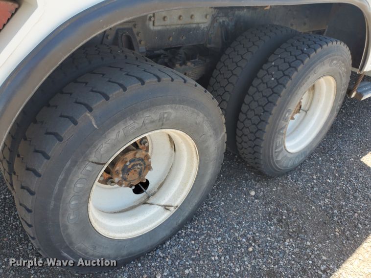 image for item DI5116 2001 International 4900  bucket truck