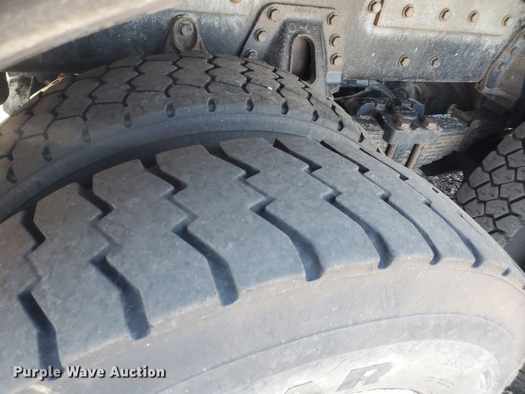 image for item DI5116 2001 International 4900  bucket truck