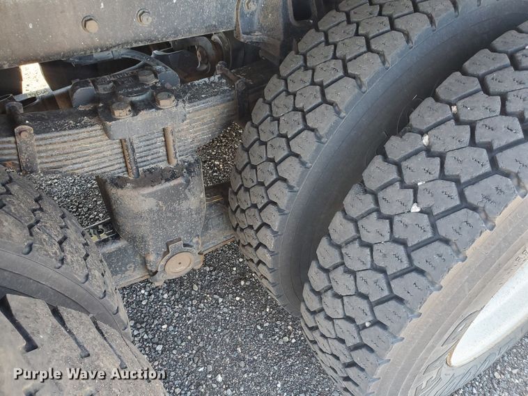 image for item DI5116 2001 International 4900  bucket truck