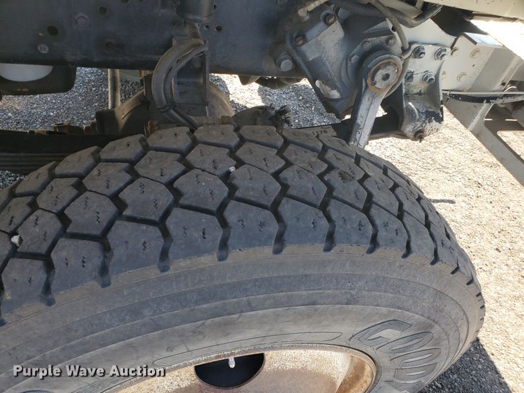 image for item DI5116 2001 International 4900  bucket truck