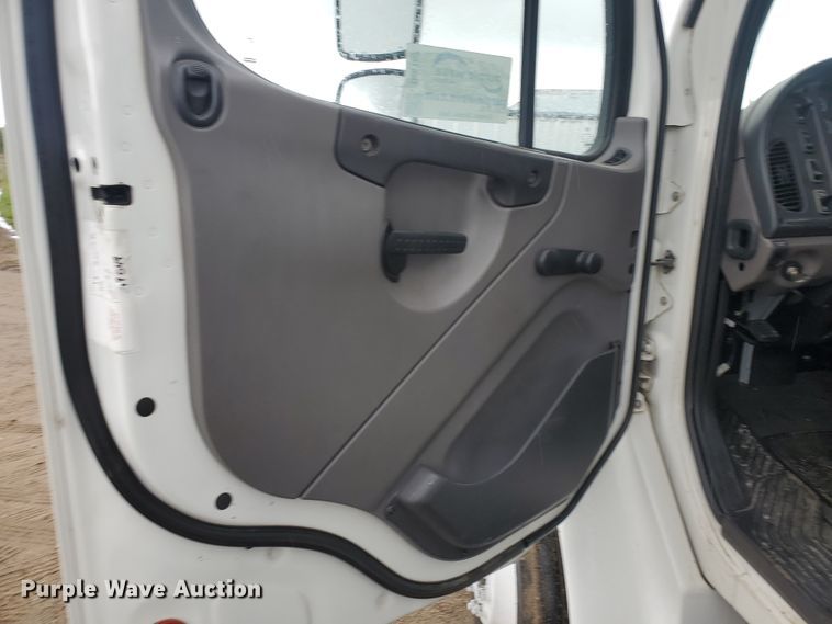 image for item DI5162 2008 Freightliner M2 106  box truck