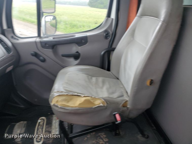 image for item DI5162 2008 Freightliner M2 106  box truck